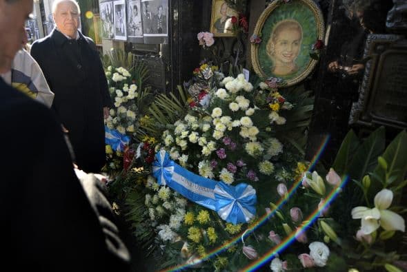 María Eva Duarte de Perón: La famosa primera dama argentina murió de cáncer el 26 de julio de 1952, sin embargo en1955 su cadáver fue secuestrado por revolucionarios. Su cuerpo hizo un recorrido por Milán, Italia, y también estuvo en Madrid, España hasta que en 1974 se llevó su cuerpo a Argentina y en el 76 se le construyó un mausoleo en el Cementerio de la Recoleta de Buenos Aires.