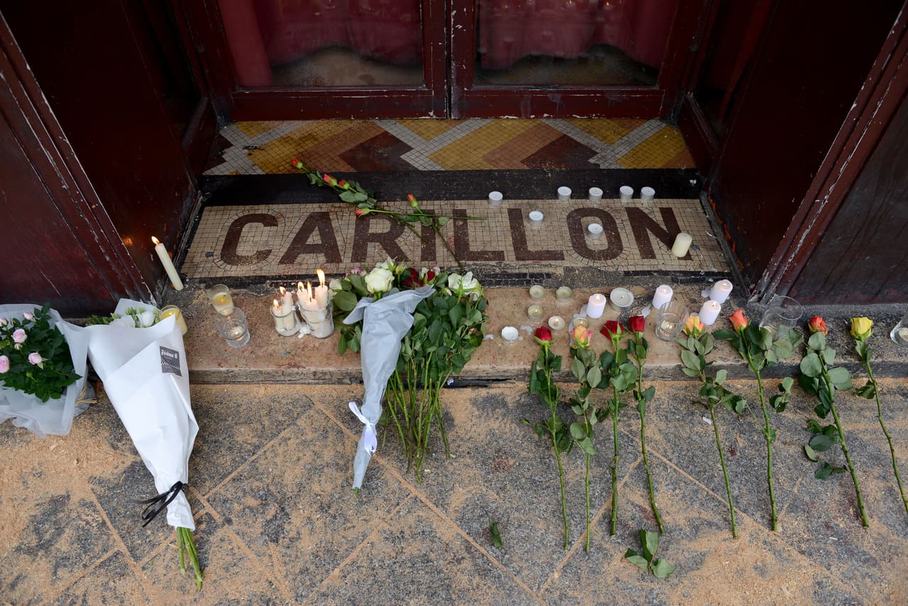 En París, las calles amanecieron semidesiertas y, poco a poco, los escenarios de los ataques, como el restaurante Le Carillon, fueron llenádose de flores y notas de homenaje a las víctimas.