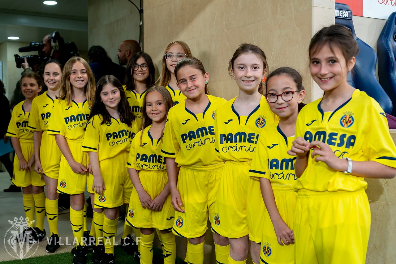 Conmemorando el Día Internacional de la Mujer, el Villarreal salió a la cancha con puras niñas.