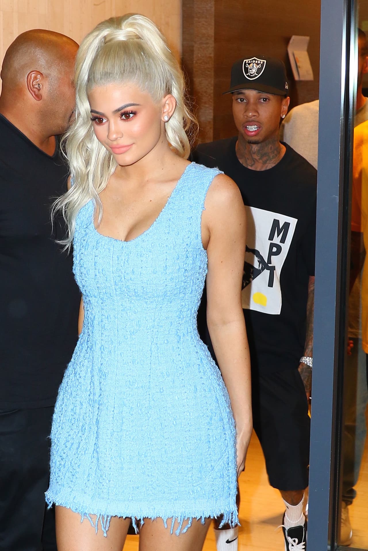 Tyga salió muy sonriente del elevador, ¿se habrán portado bien mientras esperaban?