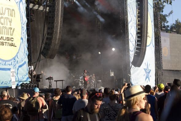 Mark Foster y los demás integrantes de la banda de indie rock Foster the People interpretaron sus mayores éxitos en el Austin City Limits este viernes.