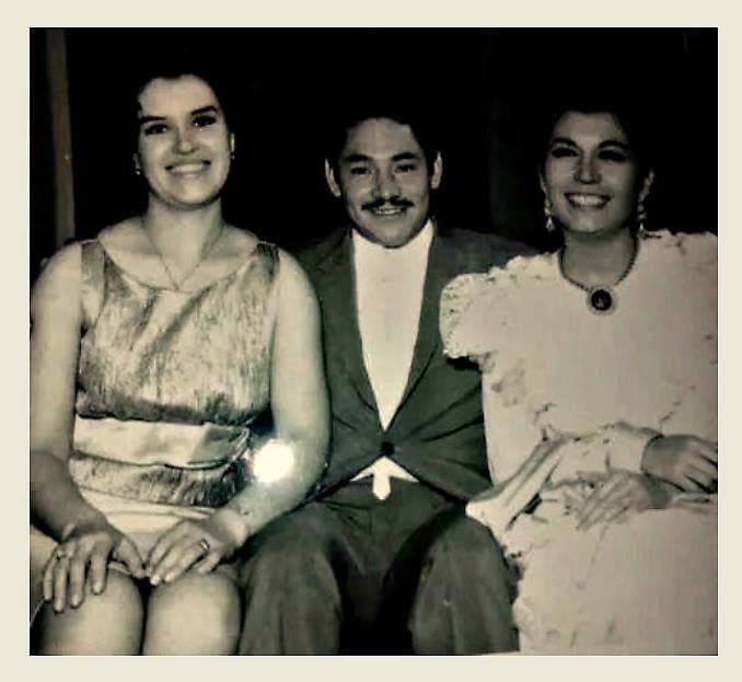 Mientras brillaba en el cine, su faceta musical subía como la espuma y pronto su nombre aparecía en las grandes marquesinas teatrales, al lado de figuras ya consagradas como Javier Solís y Lola Beltrán.