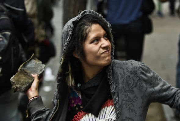 Armados con piedras, palos y tubos, los anarquistas causaban destrozos a su paso.