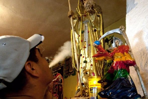 Por eso, los pistoleros mexicanos recurren al culto de La Santa Muerte: una representación de la muerte, con guadaña y vestida a la usanza de los santos católicos, que cuenta con entre dos y cinco millones de seguidores, según estimaciones no oficiales.