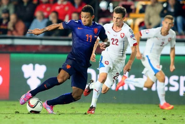 La Oranje necesita ganar pues en su debut se vio sorprendida al caer 2-1 en su visita a República Checa tras el tercer lugar en Brasil 2014. Con eso, los checos son segundos del primer sector con tres unidades.