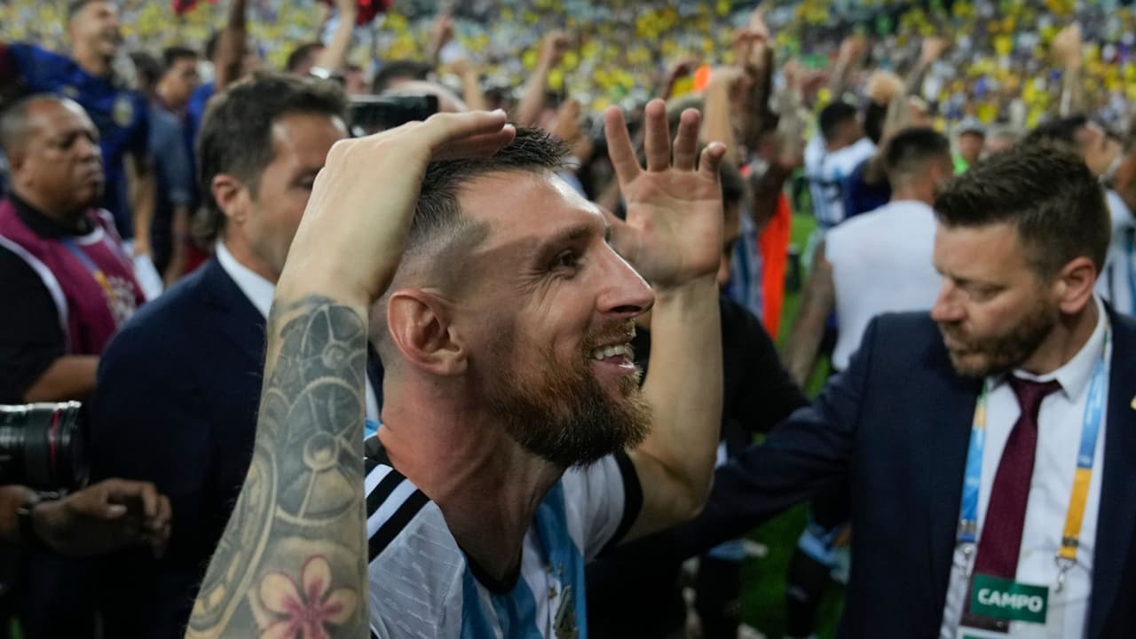 El argentino Lionel Messi y sus compañeros de equipo celebran la victoria de su equipo por 1-0 sobre Brasil al final de un partido de fútbol de clasificación para la Copa Mundial de la FIFA 2026 en el estadio Maracaná en Río de Janeiro, Brasil, martes 21 de noviembre de 2023.