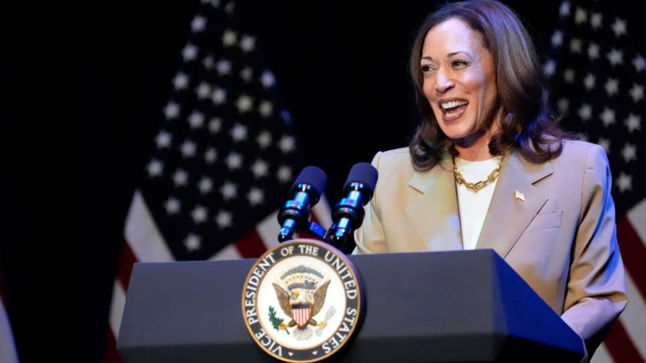 El descarnado racismo que se oculta tras las burlas de Trump a la risa de Kamala Harris