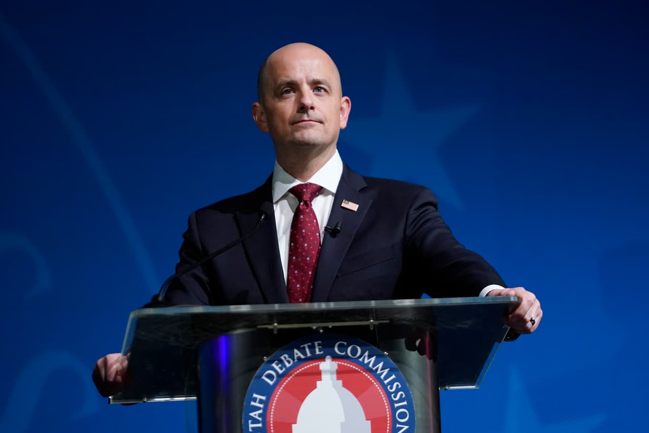 El aspirante independiente Evan McMullin mira durante un debate televisado con el senador republicano de Utah Mike Lee el lunes 17 de octubre de 2022, en Orem, Utah, tres semanas antes del día de las elecciones.