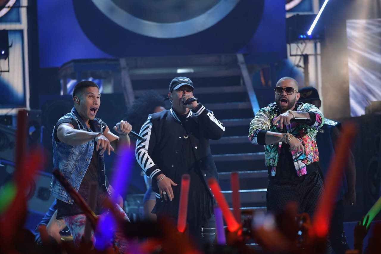 Chino y Nacho llegaron al escenario de ese mismo año para presentar 'Andas en mi cabeza'. El performance del dúo fue aún más especial cuando Daddy Yankee se les unió con su 'flow'.