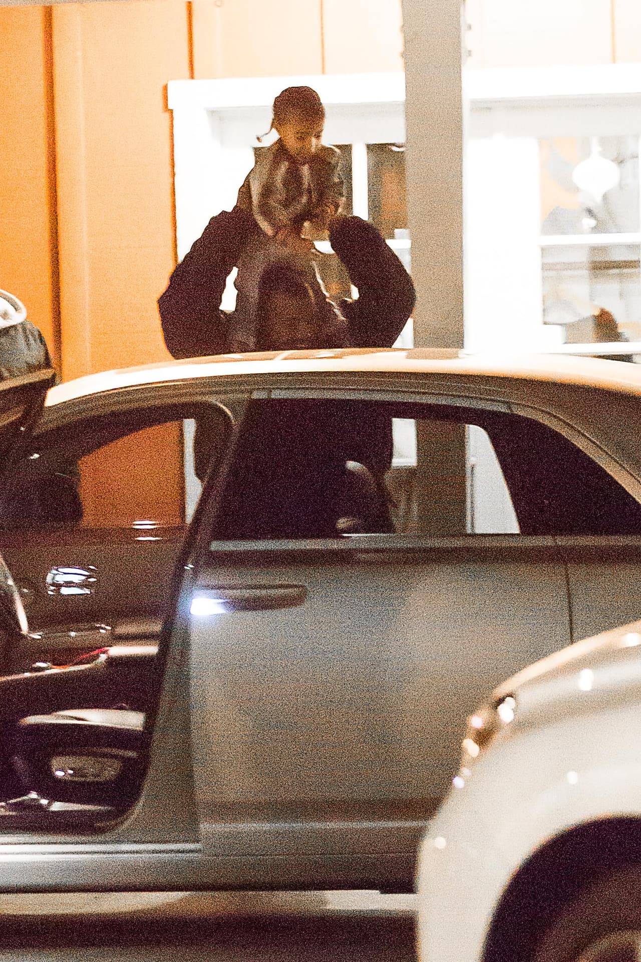 Con mucho cuidado Kanye bajó a sus hija.