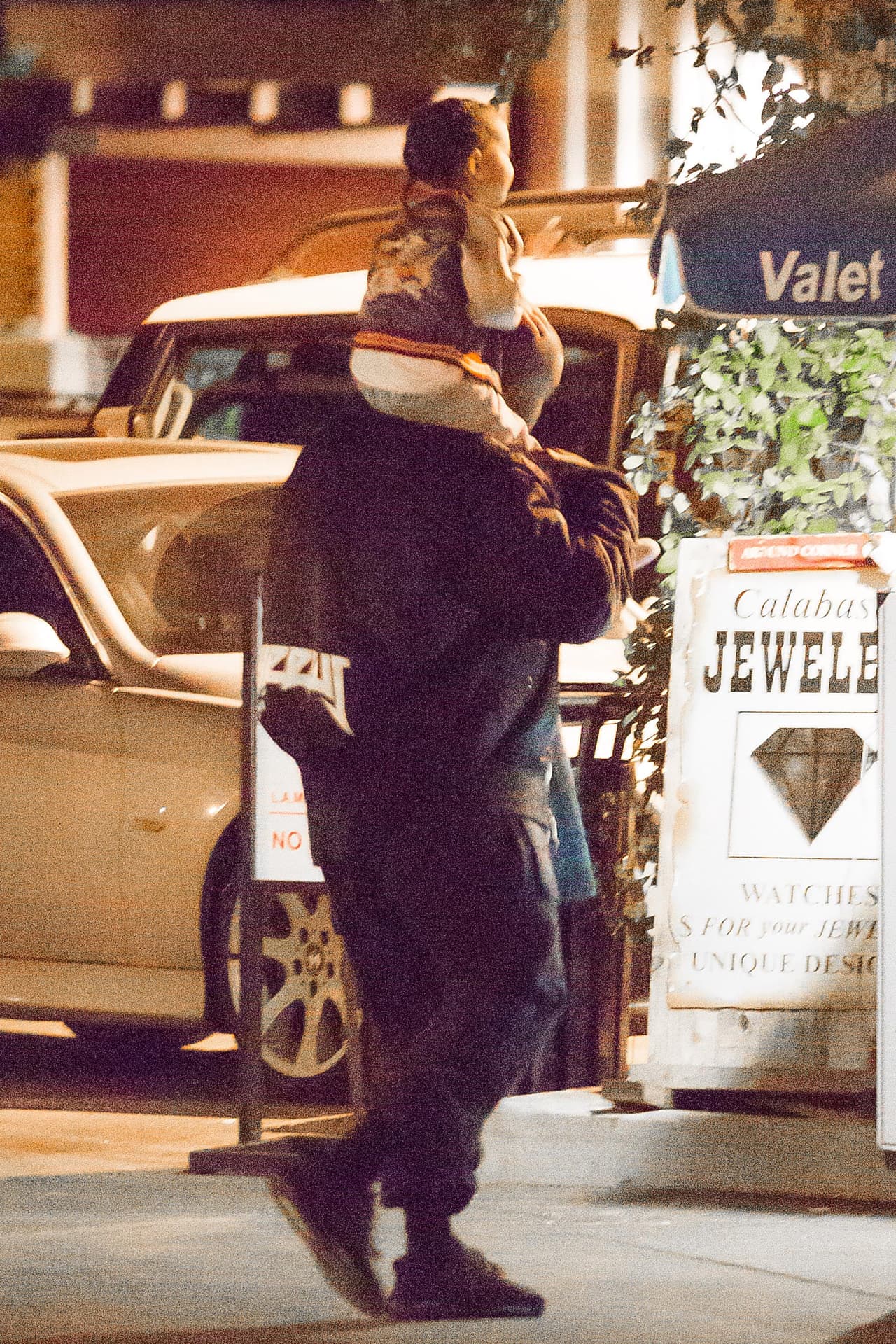 El rapero llevó en hombros a su princesa.