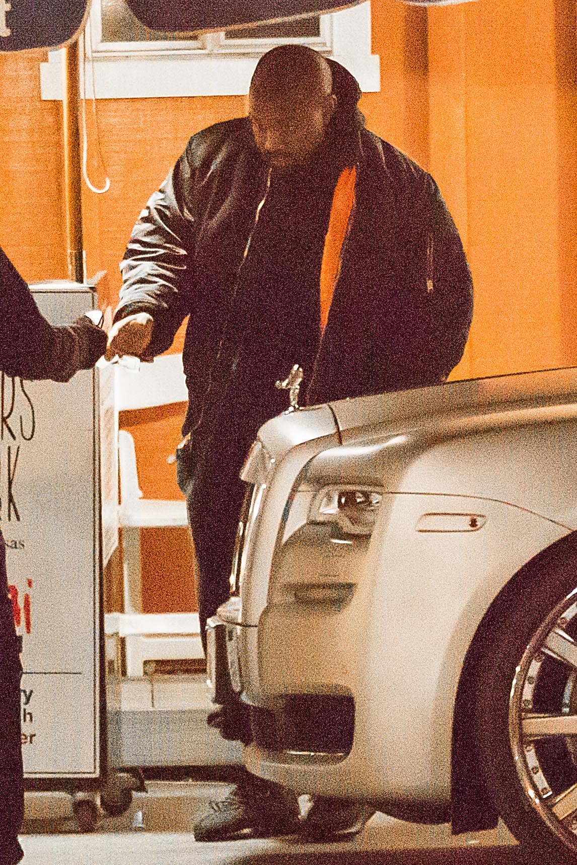 Acomodó a su hija en la sillita y huyó de las cámaras.