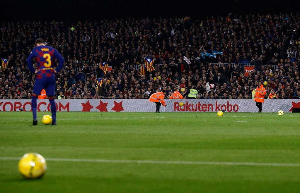 De forma pacífica, los catalanes se manifestaron con pancartas, balones y cantos al ritmo de 'Spain, sit and talk'.