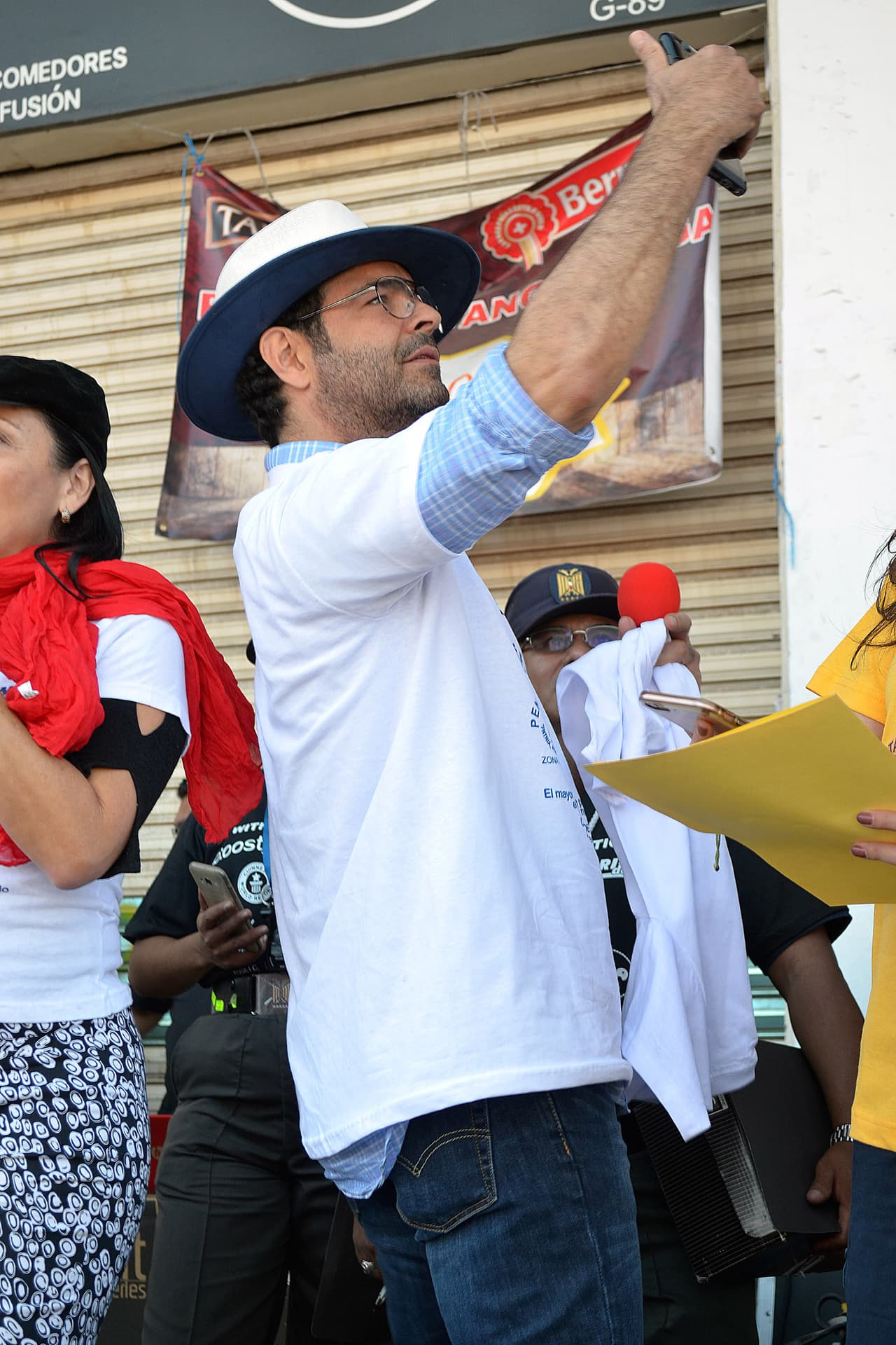 "Es muy bonito que la gente participe y que estemos unidos, es para darle el ejemplo, no esperábamos tanta gente", dijo para los medios de comunicación.