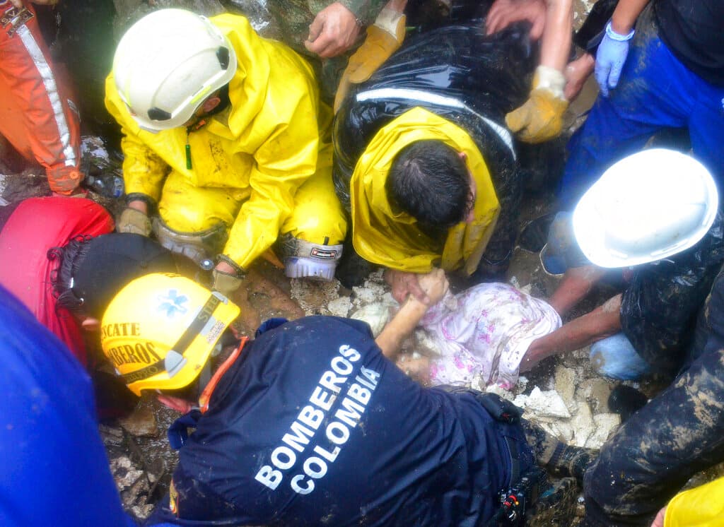 La tragedia ocurrió la madrugada del martes debido a las lluvias que ocasionaron un deslizamiento y arrolló varias viviendas del barrio La Esneda, de Pereira.
<br>
