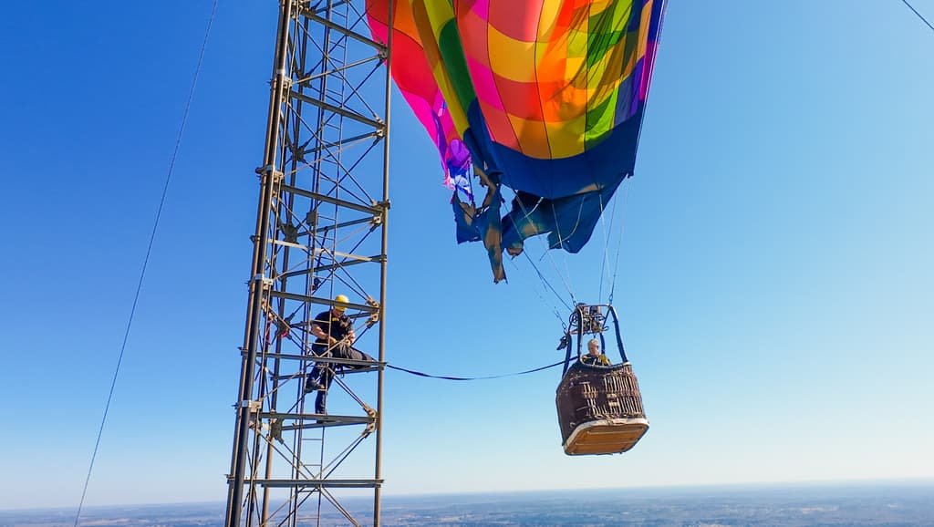 Sobre el globo, cuya canasta logró ser removida el lunes, 2 de marzo, en horas de la mañana, 
<b>la FAA indicó que sostuvo daños considerables</b>.