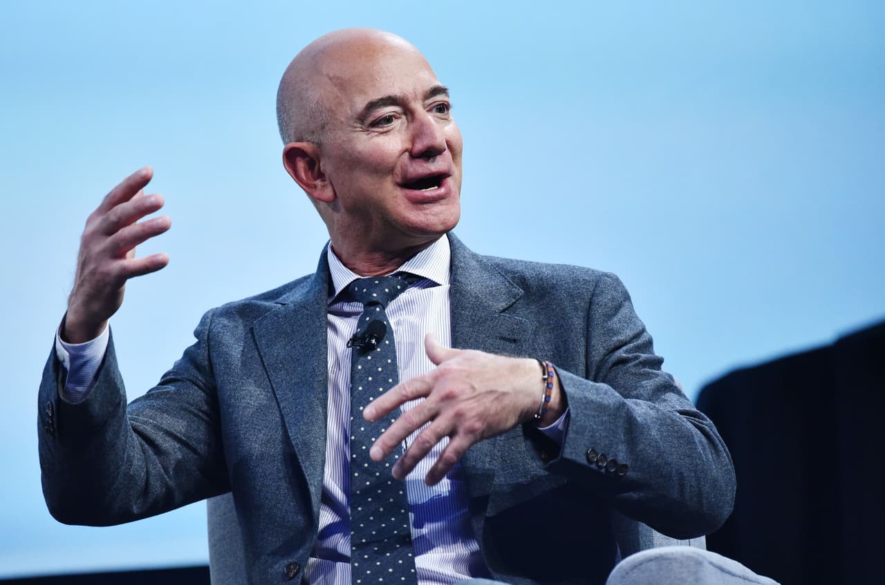 <b>Puesto 7. Jeff Bezos, 100 millones de dólares.</b> El fundador y CEO de Amazon, y 
<u><a href="https://www.univision.com/noticias/dinero/estos-son-los-10-mayores-multimillonarios-del-mundo-y-el-primero-es-tambien-el-hombre-mas-rico-de-la-historia-fotos-fotos" target="_blank">el hombre más rico del mundo</a></u>, ha hecho contribuciones para la alimentación de los afectados por la pandemia. Las donaciones que ha realizado corresponden al 
<b>0.07%</b> de su fortuna total.
<br>