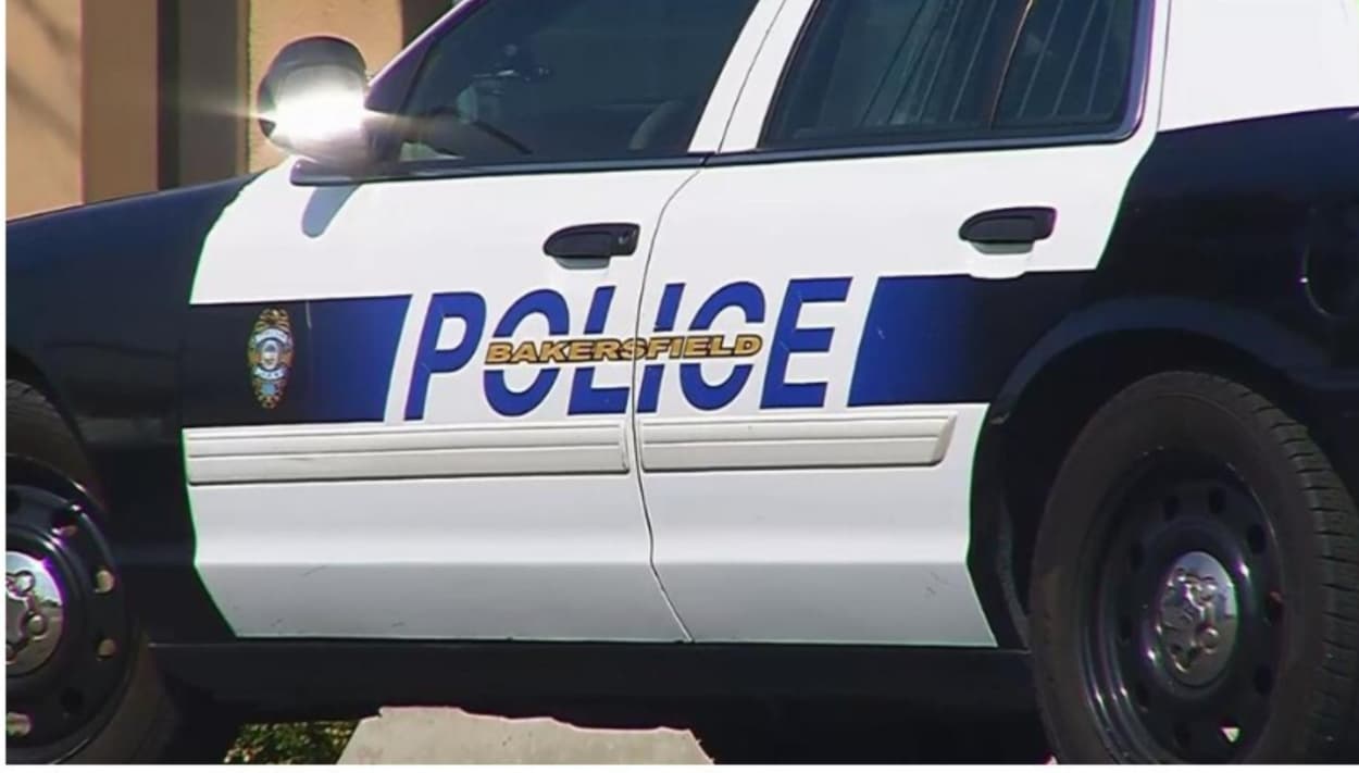 Una parada de tráfico llevó a una persecución por el centro de Bakersfield.