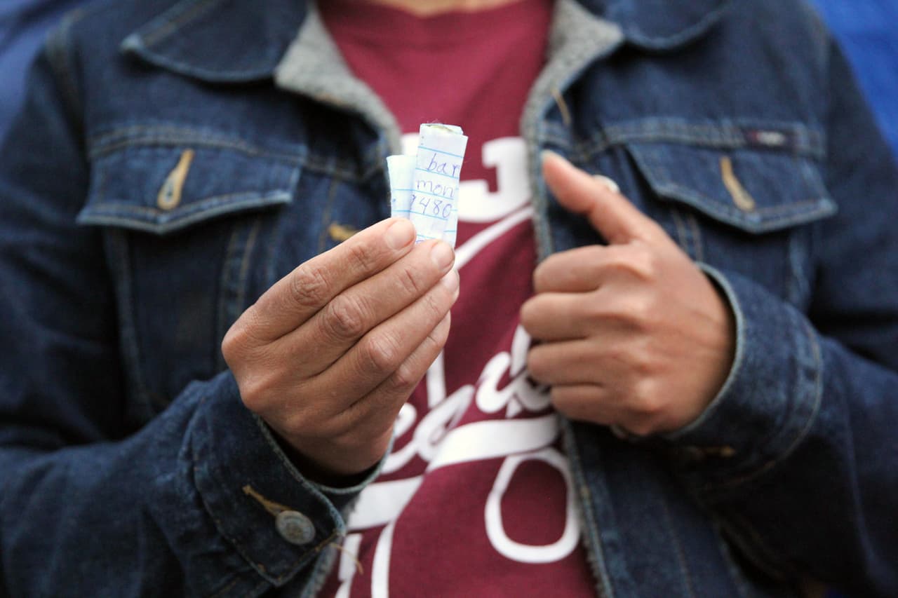 Hace cinco años que la salvadoreña 
<b>Carmen Ramírez</b>, de 41 años, no ve a su esposo. Se aprendió su teléfono de memoria durante el viaje con la ayuda de su hijo adolescente. El joven tomaba el papel donde estaba anotado el número y le hacía la prueba. “¿Cómo es?”, le preguntó a su madre cuatro veces hasta que vio que lo podía recitar. Era una precaución adicional por si perdía el pedacito de hoja que llevaba guardada en el sostén. El esposo de Ramírez, desde San Francisco, pidió ayuda a unos primos para terminar de juntar los 10,000 dólares que los coyotes le cobraron.