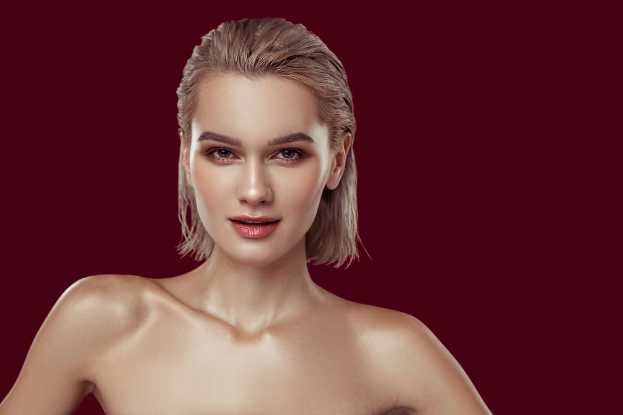 Pero lo que debes recordar, es que una de las grandes ventajas de llevar tu cabello corto, es que es mucho más sencillo cuidarlo de los daños comunes, como la deshidratación, la contaminación, sol, tintes, planchas, y una infinidad de cuestiones que alteran es estado de tu cabellera.