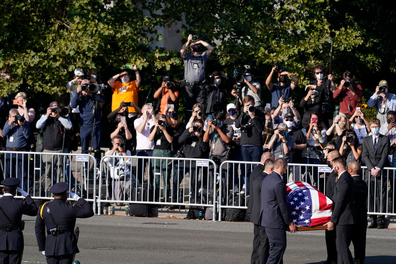 Decenas de personas se apostaron frente al Máximo Tribunal para ver la llegada del féretro de Ginsburg. A la jueza le sobreviven un hijo y una hija, cuatro nietos, dos nietos y un bisnieto.