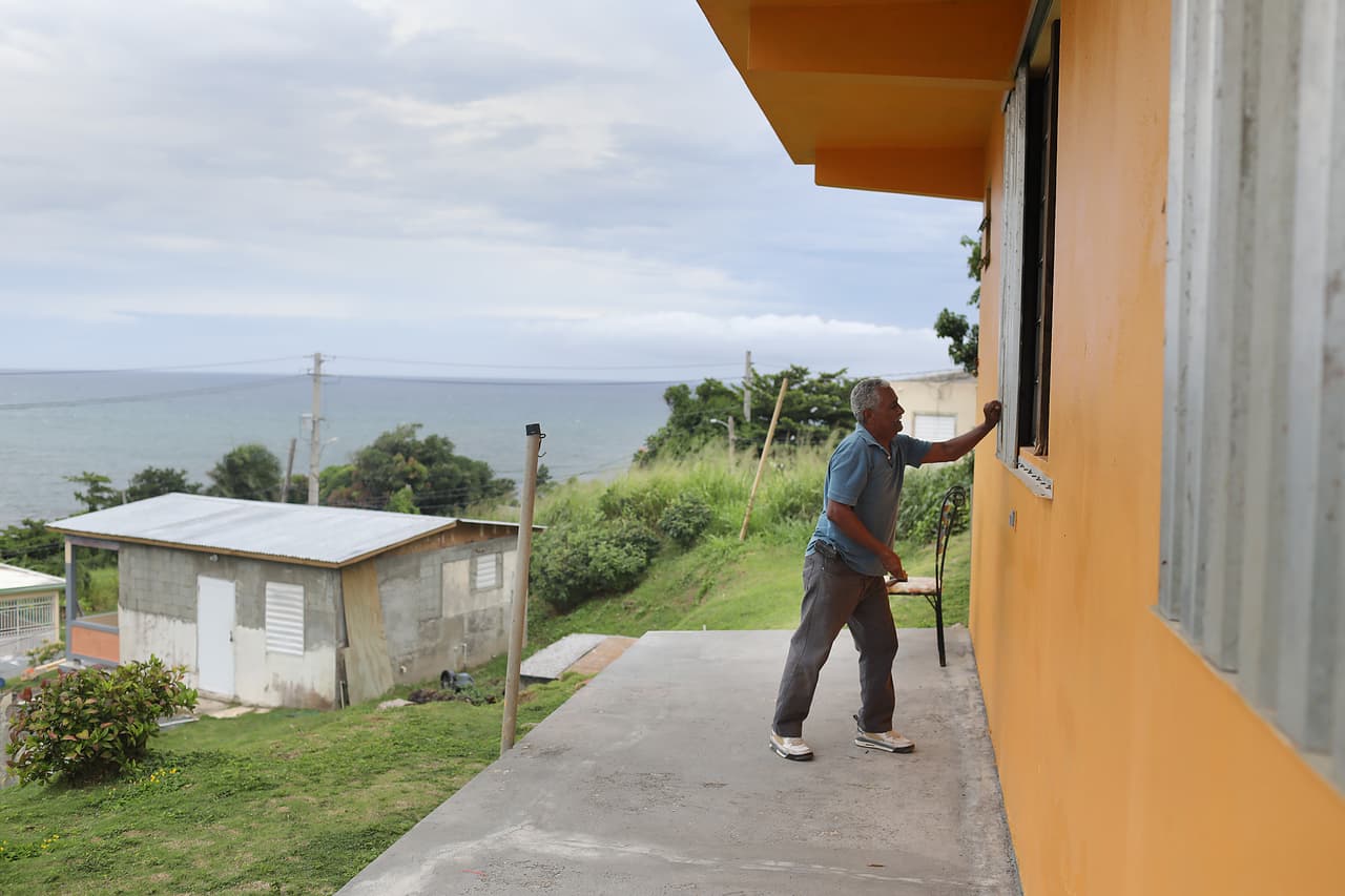 La gobernadora de Puerto Rico, Wanda Vázquez, instó a los residentes en zonas con tendencia a inundarse o en lugares en reparación a trasladarse a uno de los 360 refugios de la isla el martes en la noche.