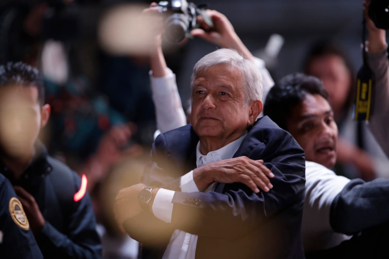 "Es el esfuerzo de muchos dirigentes sociales, políticos, de muchos ciudadanos, indígenas, campesinos, obreros, estudiantes, profesionales... de todas las clases sociales, de todos los sectores, de todas las religiones, millones de católicos", subrayó el presidente electo en el Zócalo de Ciudd de México.