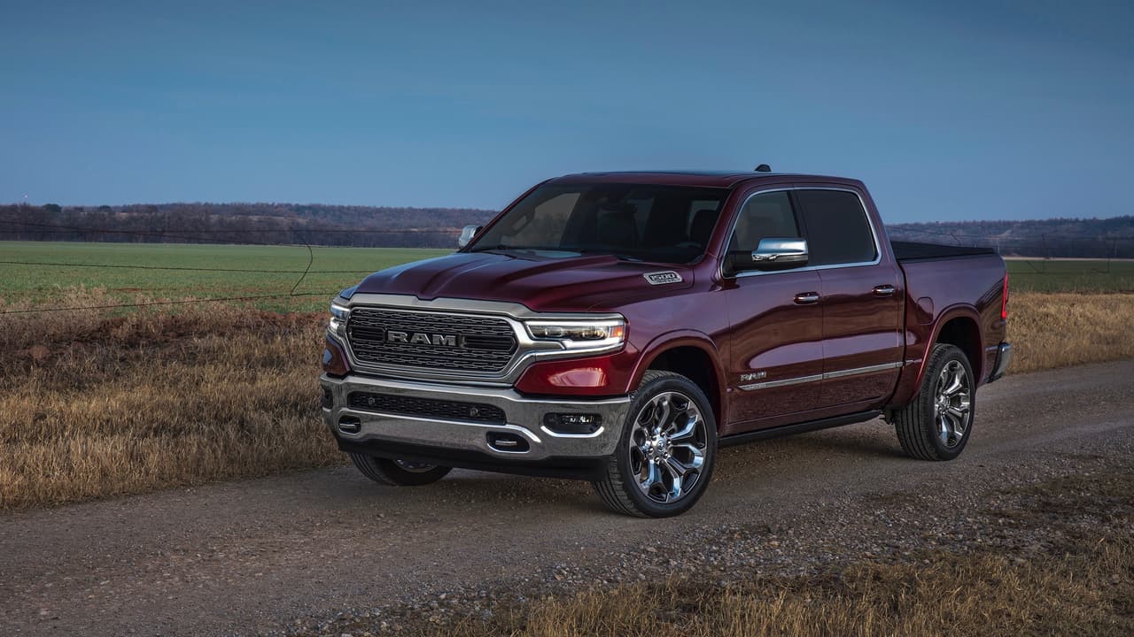 Ram nos dice que la nueva camioneta cuenta con más de 100 componentes de seguridad activa y pasiva, los que se traducen en los sistemas de seguridad que esperamos de un vehículo de su categoría y entre los que podemos mencionar el sistema de monitoreo de objetos en punto ciego, el sistema de 
<b>advertencia de colisión frontal</b>, el freno de alerta y control de balanceo del remolque, el aviso de pérdida de canal, un sistema de estacionado automático perpendicular y paralelo al que FCA llama ParkSense y control descenso mediante sensores ultrasonido.