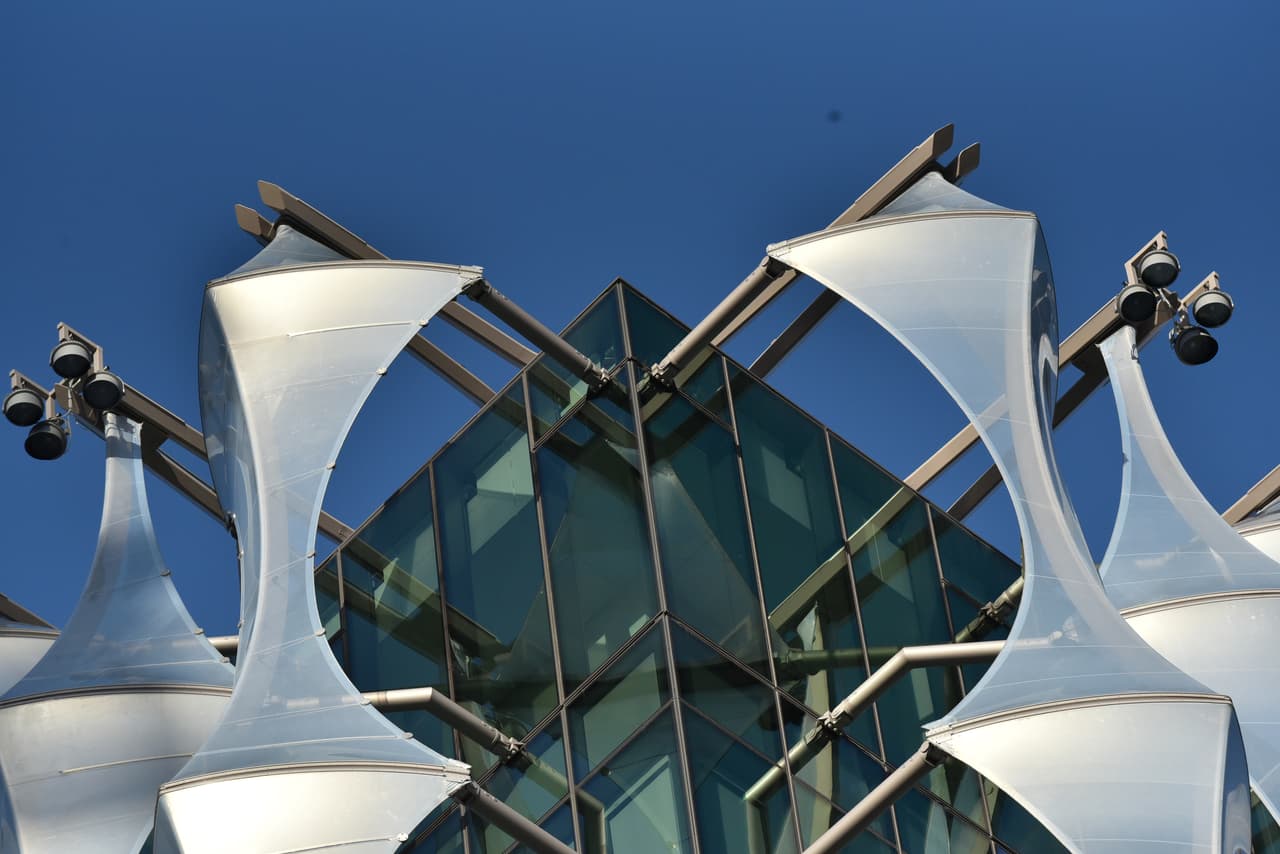 Un detalle de la estructura de cristal cubierta de paneles métalicos. Las ventanas del edifico están adornadas con estrellas y en los jardines internos están sembrados desde cactus hasta helechos, en un homenaje al variado paisaje de los Estados Unidos.