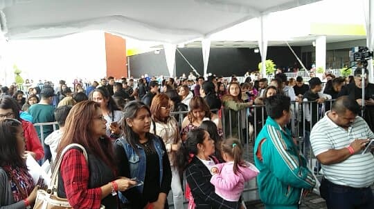 La fila poco a poco fue creciendo y familias enteras llegaron para conocer al nuevo ídolo del regional mexicano.