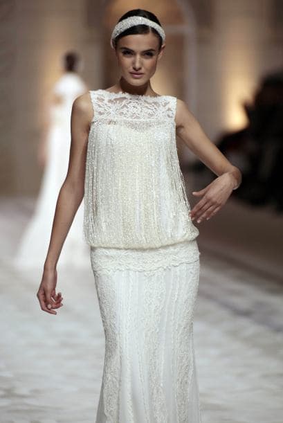 Este otro modelo tipo 'charlestone' en tono marfil con un poco de transparencia se hizo presente en la pasarela.