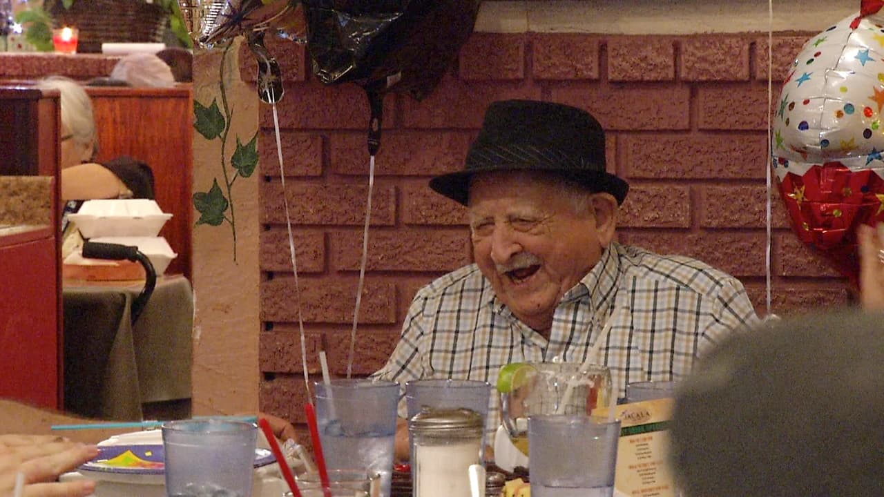 Ignacio Chávez celebró su cumpleaños número 100 la noche del sábado con amigos y familiares en el restaurante mexicano Jacalas.