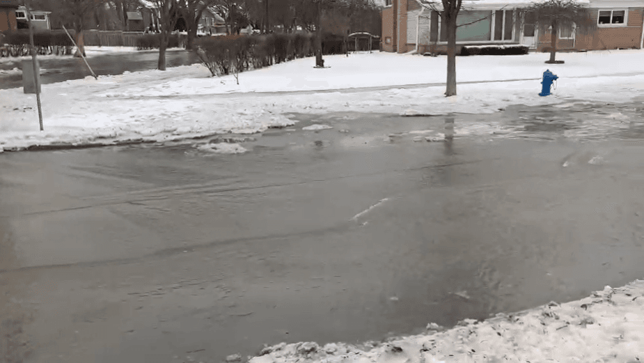 Hay un cierre de vía dese McCormick hasta Dempester, y desde Golf a al este de Prairie. Piden evitar el área.