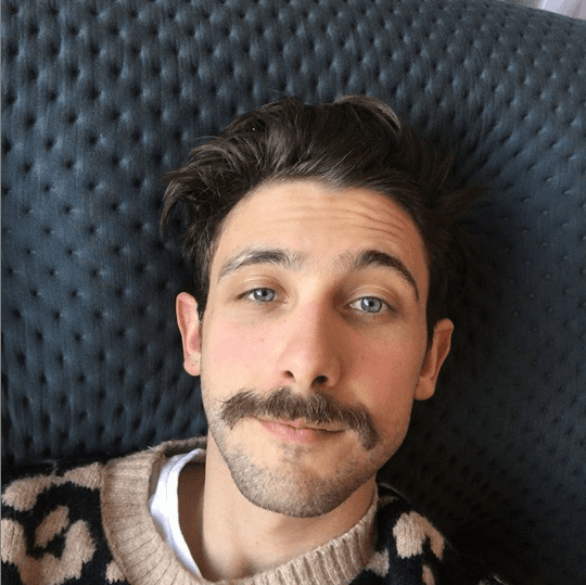 "Como es justo un rollo (asunto) de 'swingers' (actividad sexual en pareja con otras personas) pues no me tocaron mis escenas fuertes con él, entonces 
<b>Emiliano entiende perfecto</b>", dijo la estrella de 'Gossip Girl Acapulco'.