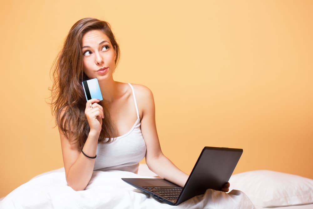 Puede haber un ingreso extra, no esperado, y esto te alegrará el día. Cuidado con correr a comprar algo inmediatamente pues no te conviene gastar mucho hoy.