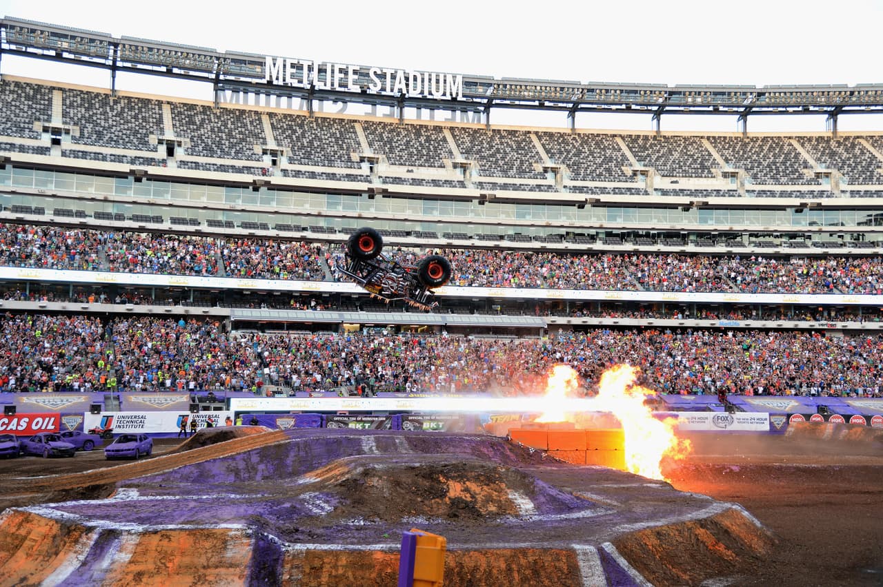 El 13 de junio de 2015, Tom Meents, uno de los campeones de las competencias de Monster Jam, intentó establecer el record por lograr una vuelta frontal de un camión de 10, 500 libras. Meents completó una rotación completa hacia adelante, aterrizando en los neumáticos traseros de Max-D, sin embargo rebotó de manera que sus neumáticos delanteros no chocaron con el suelo, lo que le impidió entrar al libro de los Record Guinness.