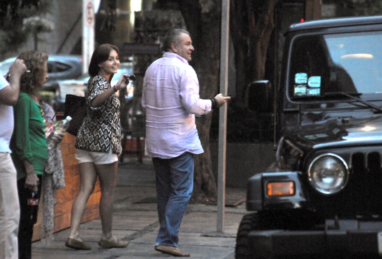 Fue hasta octubre de 2011 cuando la actriz de origen francés lo oficializó públicamente al declarar en el matutino Hoy: "Me estoy dando la oportunidad y
<b><a href="https://www.youtube.com/watch?v=j1CFwmItBps" target="_blank">ojalá funcione</a></b>, los dos estamos contentos".
<br>