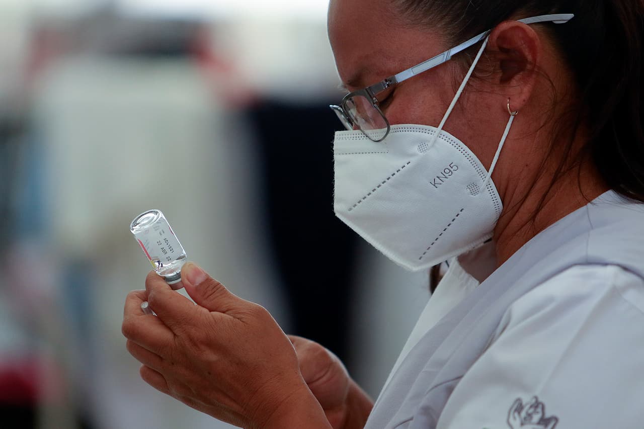 Una enfermera prepara una dosis de vacuna CanSino para aplicarla como parte de la campaña masiva de vacunación a maestros en México, con este fármaco.