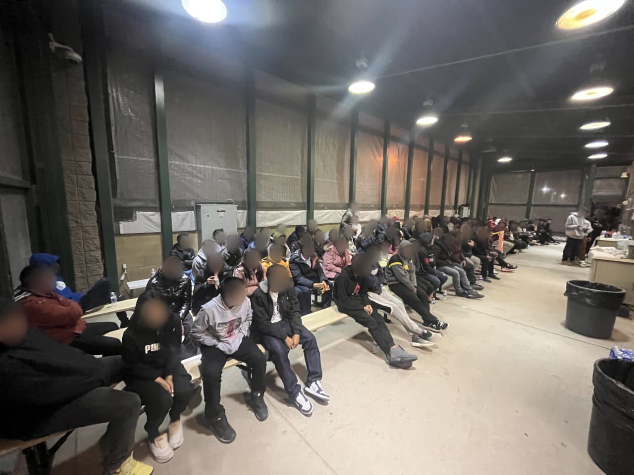 Dos grupos grandes con un total combinado de 111 migrantes se entregaron el miércoles pasado.