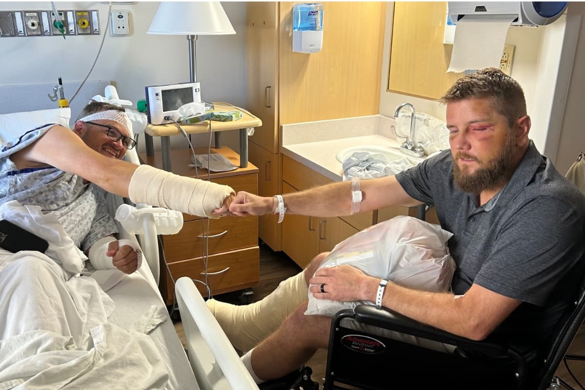 Aric tuvo múltiples lesiones: las dos piernas fracturadas, huesos rotos en la cara, vértebras de la espalda, cortes por todo el cuerpo y una hemorragia cerebral. Después de varios días comienza a recuperarse de las intervenciones quirúrgicas.