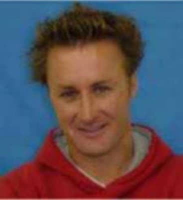 <h3 class="cms-H3-H3">Jason Derek Brown </h3>
<br>
<br>La agencia busca a Brown, un importador de equipos de golf de entre 50 y 52 años, por asesinato en primer grado y robo a mano armada en Phoenix, Arizona, durante noviembre de 2004. 
<br>
<br>Brown, oriundo de California, habría disparado y asesinado a un guardia de un vehículo blindado afuera de un cine, antes de escapar con el dinero. 
<br>
<br>El FBI describe al acusado como alguien que disfruta de ser el centro de atención y un 
<a href="https://www.fbi.gov/wanted/topten/jason-derek-brown" target="_blank">"ávido golfista, snowboarder, esquiador y motociclista"</a> que frecuenta clubes nocturnos. Además, Brown "habla francés con fluidez y tiene una maestría en Negocios Internacionales".
<br>
<br>La agencia está ofreciendo una recompensa de hasta 200,000 dólares por información que conduzca al arresto de Brown y pide que Brown "debe ser considerado armado y extremadamente peligroso". 
<br>
<br>
<br>