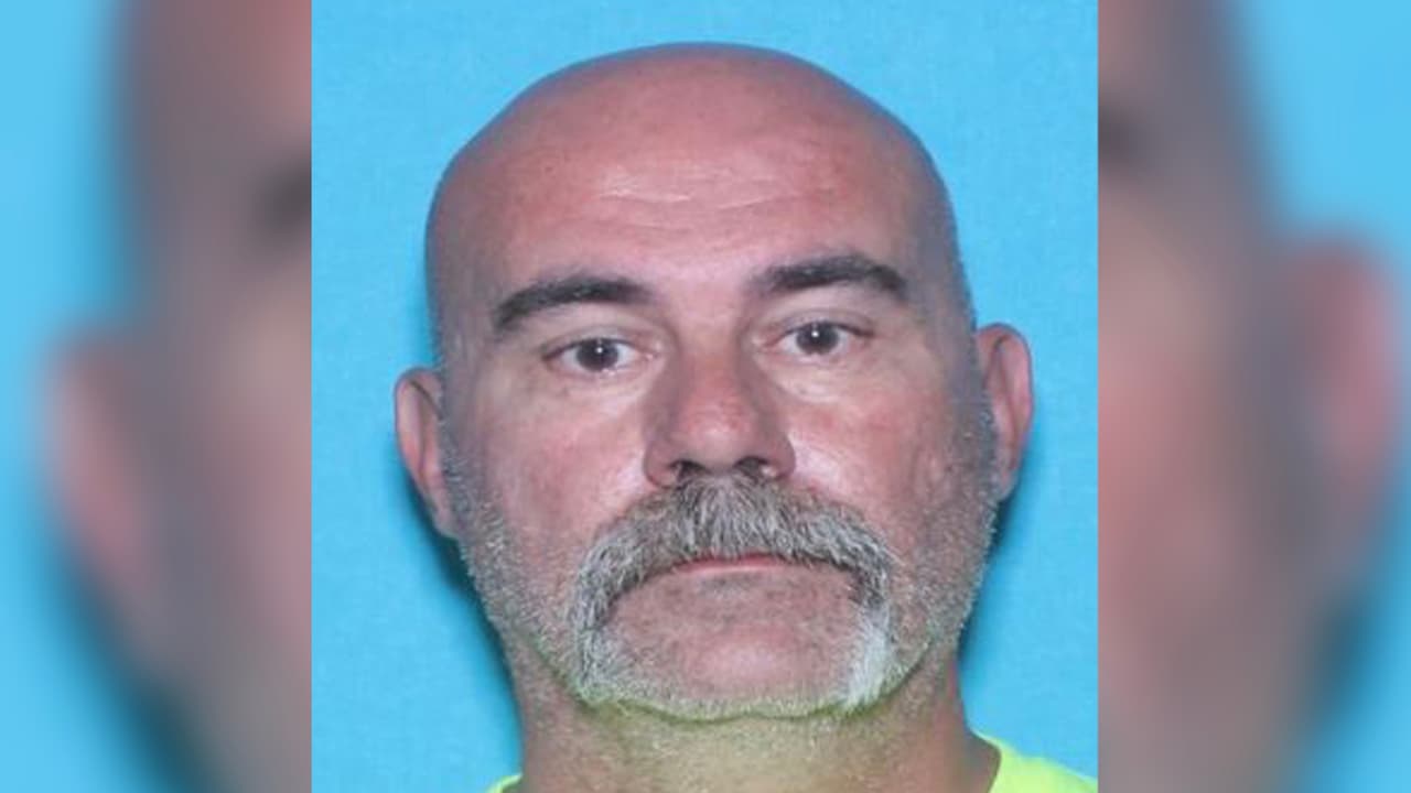 Daniel Howard Williams, 52 años. Mide 5 pies 11 pulgadas de estatura. Pesa 190 libras. Cabello castaño, ojos cafés. Enfrenta cargos de indecencia con un menor de edad. Último domicilio conocido: Etta Road, Splendora, Texas.