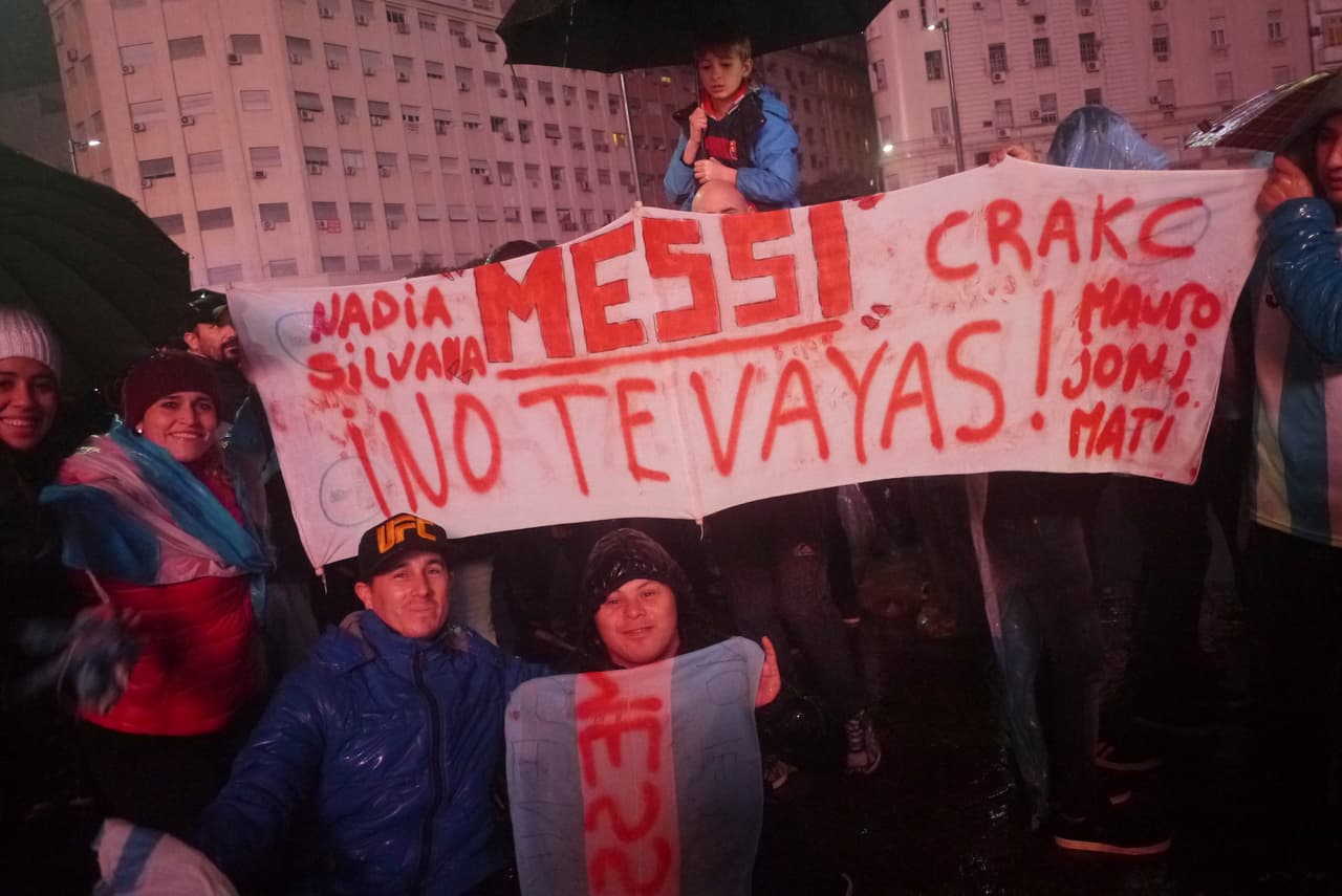 El que llegue al banquillo albiceleste tendrá la nada sencilla tarea de convencer a Lionel Messi para reconciderar su retiro y recuperar anímicamente al resto de los seleccionados.