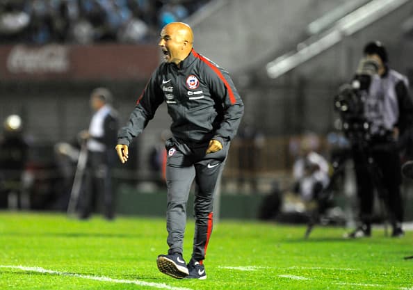 Sin embargo, esa misma situación podría jugarle en contra a Sampaoli pues la afición difícilmente le perdonará el haberles quitado una copa, a menos que consiga ganar algo pronto y borre el mal recuerdo de los hinchas.