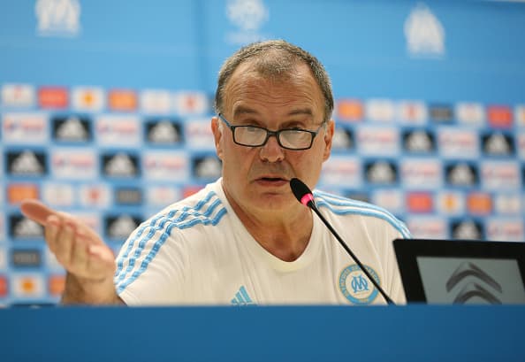 Marcelo Bielsa serviría de mucho si la intención es devolverle la estructura a la selección pampera pero hay dos situaciones que complican su llegada.