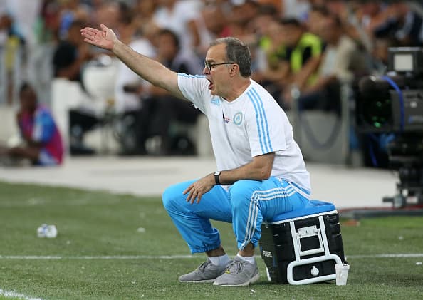 La primera, que estaría a punto de tomar a la Lazio de Italia y la segunda, más importante aún, sus discrepancias con la AFA por los manejos que a su parecer no son del todo claros.