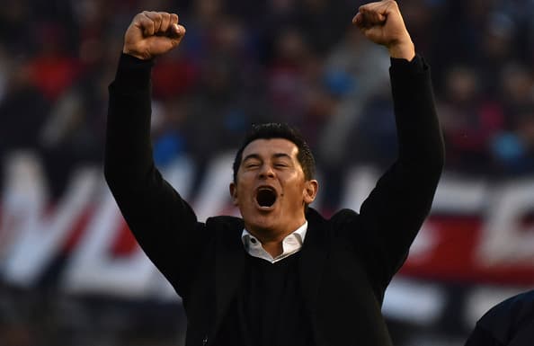 Jorge Almirón es de los candidatos de menos calibre en la lista pero no debemos descartarlo considerando su paso por Lanús con quienes se coronó en el pasado torneo e Independiente en la primera división de su país.