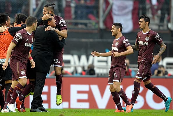 Almirón inició su carrera en México en 2008 con Dorados de Sinaloa y en Argentina ha dirigido también a Godoy Cruz y Defensa y Justicia.