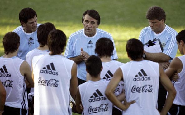 Además Tocalli tiene una larga historia como entrenador de selecciones inferiores de Argentina por lo que conoce bien a los que hoy son figuras de la albiceleste.