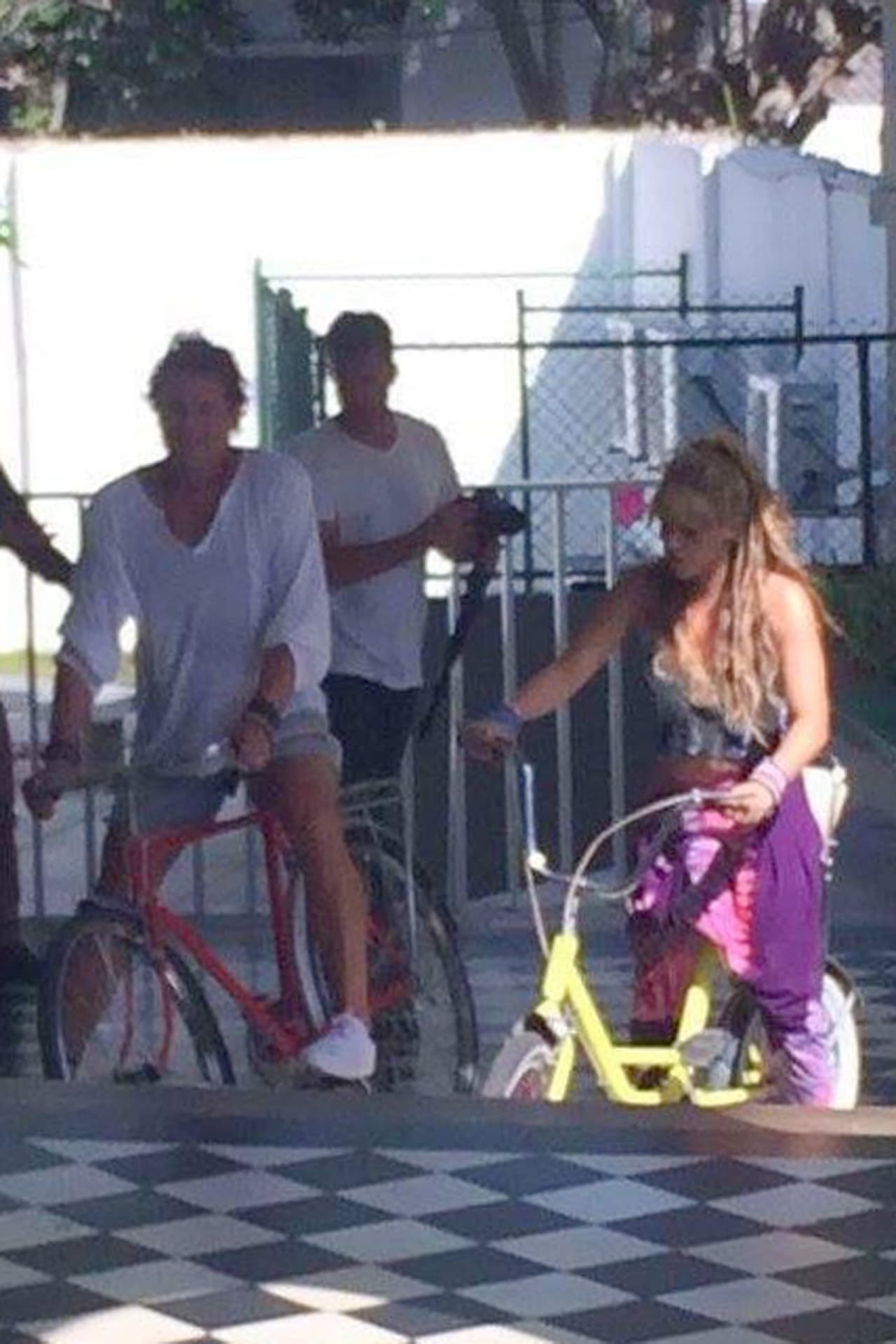 <b><span class="cms-h3-H3">LA BICICLETA ES TODO UN HIT.</span></b>
<span class="cms-h3-H3"> </span>La canción ya ha alcanzado estar dentro de listas mundiales, como el top global de los videos más vistos, en donde se ubicó en el lugar número ocho, compitiendo con artistas como 
<b>Rihanna, Justin Bieber</b> y 
<b>Calvin Harris.</b>